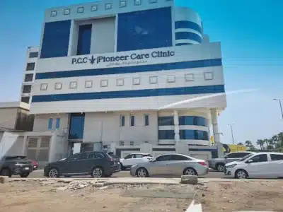 مركز الدكتور محمد حنتيرة لطب العيون في مجمع بايونير بحي نالزهراء، جدة.