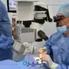 الدكتور محمد حنتيرة يجري فحصاً دقيقاً للقرنية باستخدام أحدث أجهزة تصوير العين في جدة.