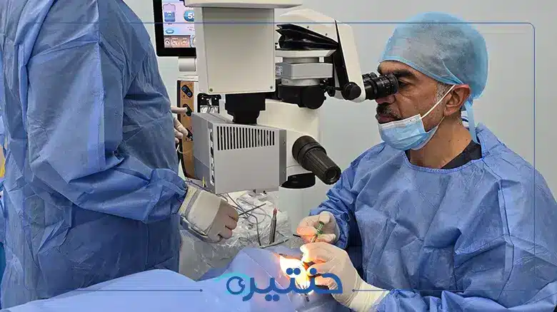 الدكتور محمد حنتيرة يجري فحصاً دقيقاً للقرنية باستخدام أحدث أجهزة تصوير العين في جدة.